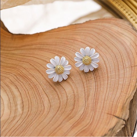 ⭐️HOST PICK⭐️ 18KT GOLD-PLATED Daisy Stud Earrings - Picture 2 of 12